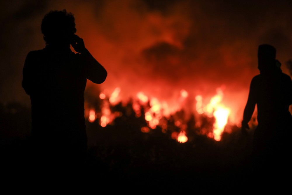 Πύρινος εφιάλτης σε Αττική, Εύβοια, Μάνη – Η Ελλάδα παραδομένη στη φωτιά με αέρα ή χωρίς