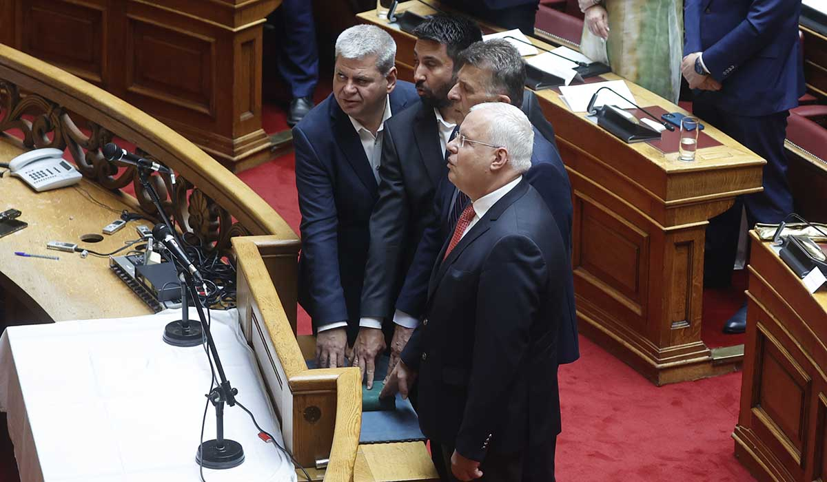 Βουλή: Οι 4 μουσουλμάνοι βουλευτές που ορκίστηκαν στο Κοράνι