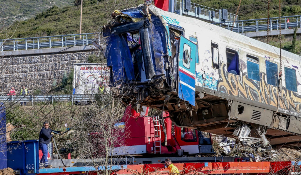 Τέμπη: 20χρονος τραυματίας πλήρωσε από την τσέπη του ειδικό νάρθηκα