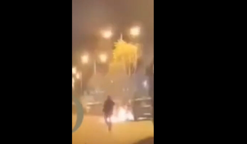 Ρέντη: Η στιγμή που η φωτοβολίδα καρφώνεται στον αστυνομικό – Το βίντεο από τα επεισόδια
