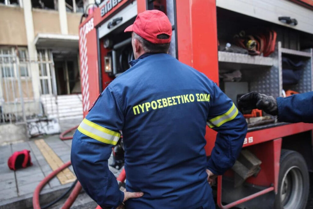 Υπό έλεγχο η φωτιά σε διαμέρισμα στο Λαύριο – Απεγκλωβίστηκαν δύο άτομα