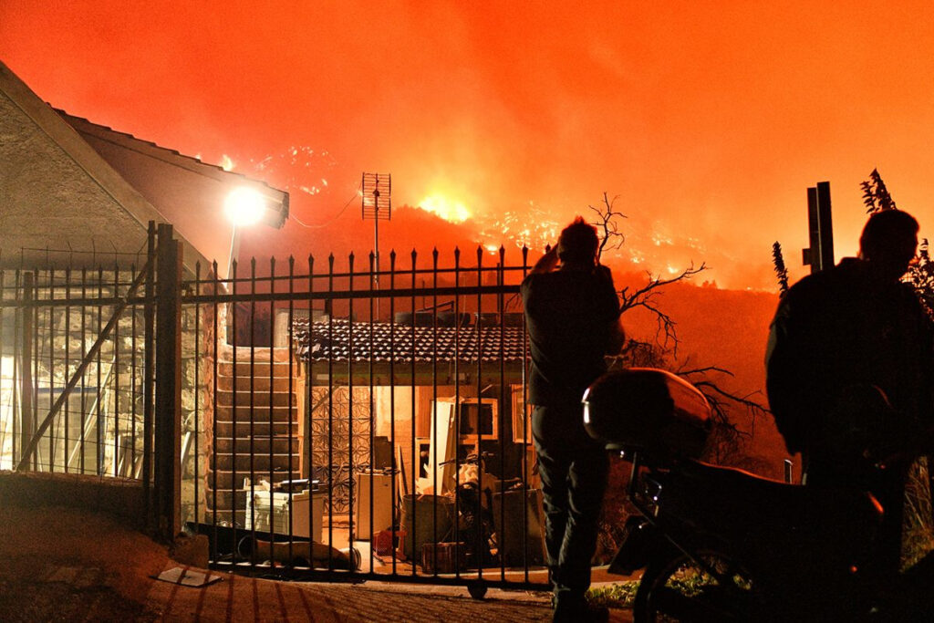 Τραγωδία στο Ξυλόκαστρο: Δύο νεκροί από τη φωτιά – Στα 30 χλμ. το πύρινο μέτωπο