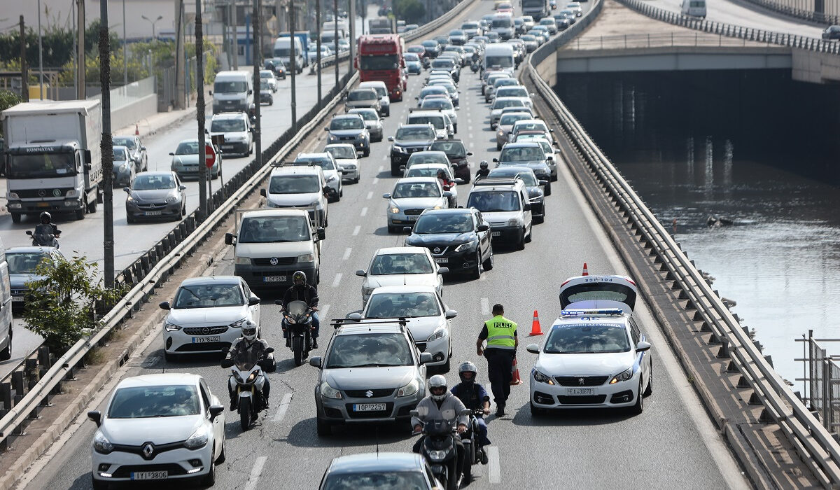 Καραμπόλα στον Κηφισό: Μεγάλο μποτιλιάρισμα, έκλεισαν δύο λωρίδες