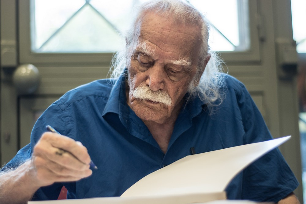 Μανώλης Γλέζος: Η νύχτα που κατέβασε τη σημαία των Ναζί, η μάνα του και η πολιτική