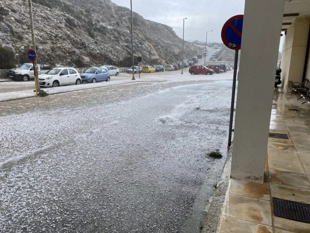 Ικαρία: Ζημιές από την σφοδρή χαλαζόπτωση – Ακυρώθηκαν πτήσεις