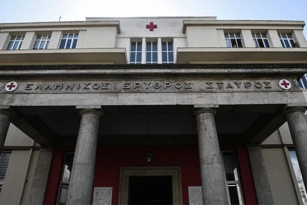 Ερυθρός Σταυρός: Γυναίκα απειλεί να πέσει από την ταράτσα του νοσοκομείου