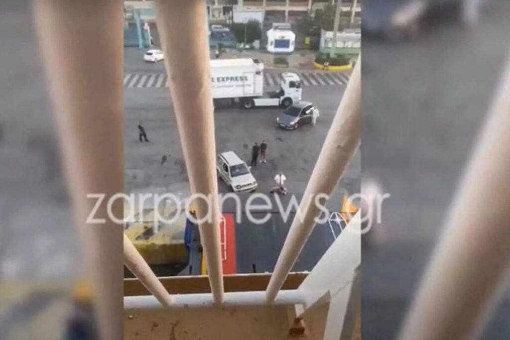 Πειραιάς: Έχασε το πλοίο και γαντζώθηκε στον καταπέλτη για να μπει (Βίντεο)