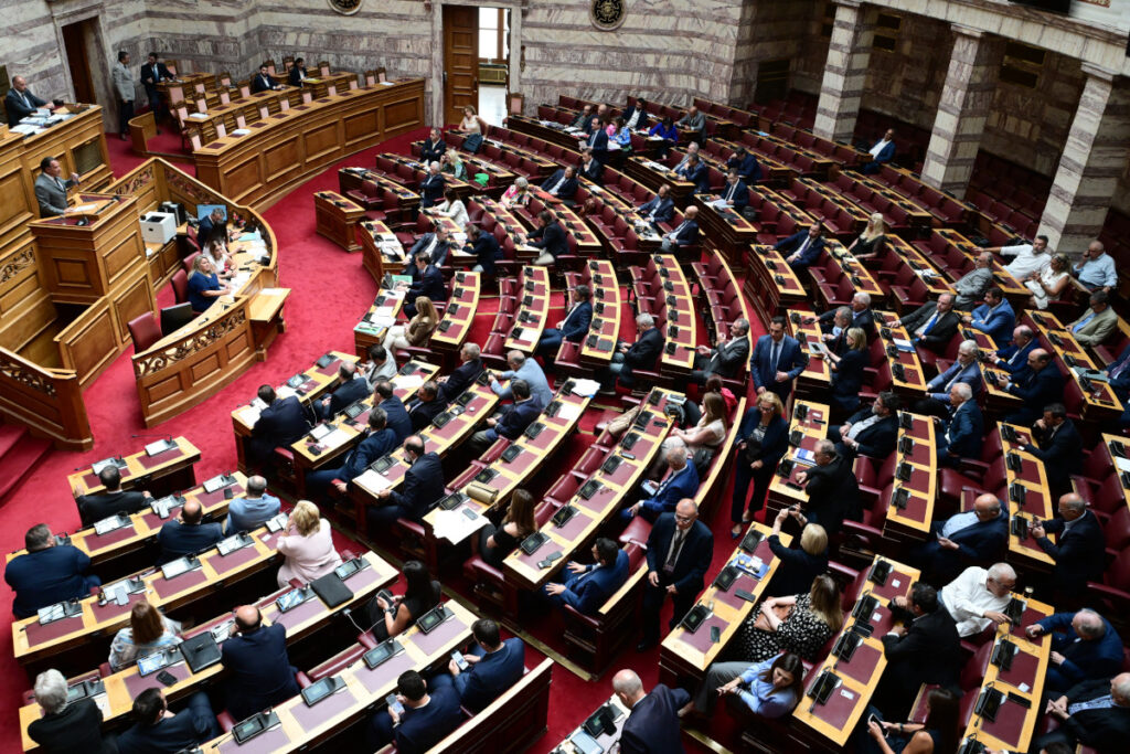 Βουλή: Ψηφίστηκε το νομοσχέδιο για την ψυχική υγεία – Πέρασε και το άρθρο για την επίταξη των ιδιωτών γιατρών
