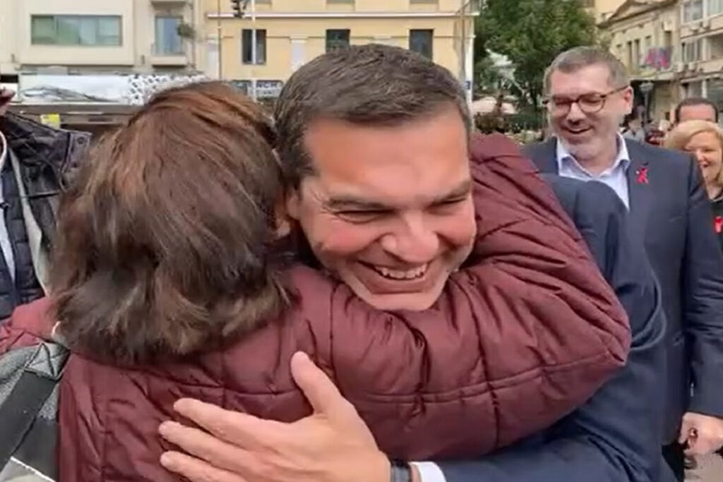 Αλέξης Τσίπρας: Selfie, αγκαλιές με τον κόσμο και τεστ HIV στο Μοναστηράκι