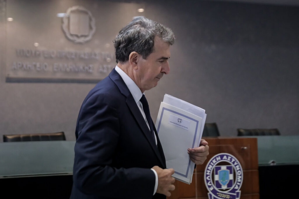 Χρυσοχοΐδης: Δεκάδες ευχαριστώ, αλλά ούτε μια συγγνώμη