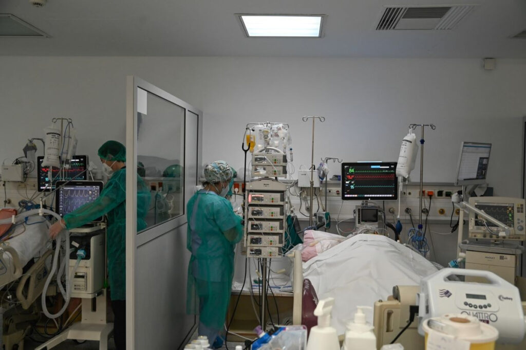 Προμήθεια ιατροτεχνολογικού εξοπλισμού στα νοσοκομεία με… αγκάθια και κλινικές μελέτες με… τρικλοποδιές