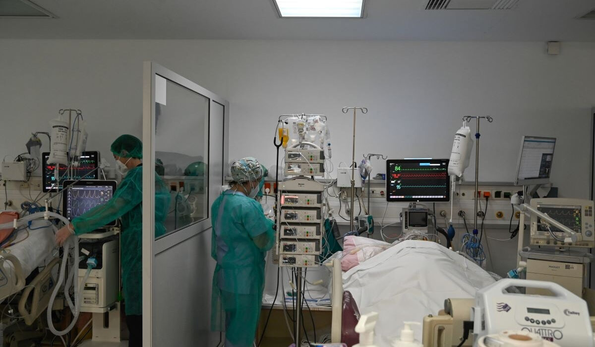 Προμήθεια ιατροτεχνολογικού εξοπλισμού στα νοσοκομεία με… αγκάθια και κλινικές μελέτες με… τρικλοποδιές