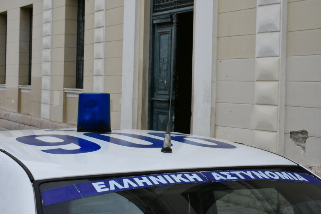 Μπήκε μέσα και βρήκε την κόρη της κρεμασμένη!