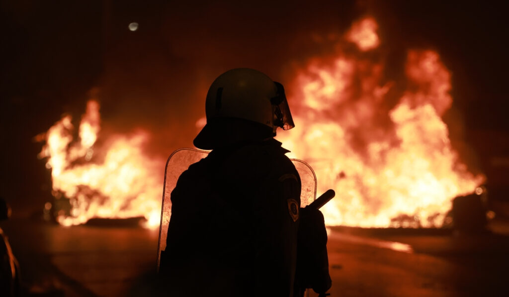 Πυροβολισμός 16χρονου: Ρομά καίνε λάστιχα στον Ασπρόπυργο, άνοιξε η Αθηνών – Κορίνθου
