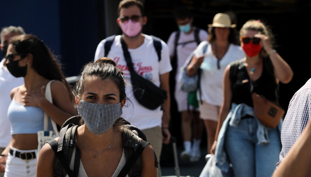 Κορονοϊός: «Γονάτισε» η Ελλάδα – Μόνο τον Αύγουστο είχαμε ένα στα έξι κρούσματα από την αρχή της πανδημίας
