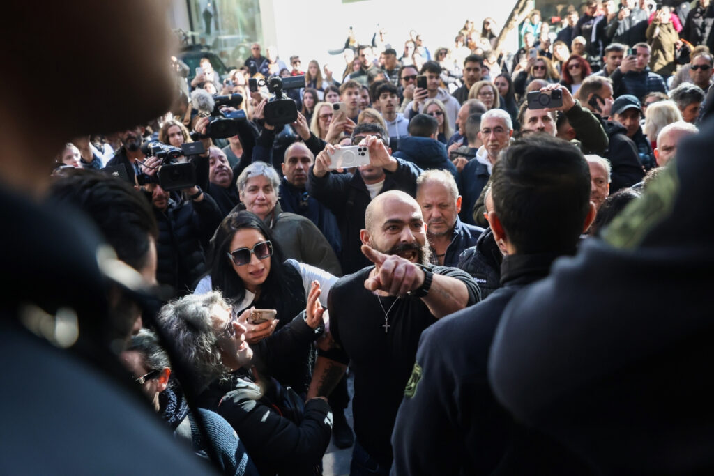 Κακοποίηση 3χρονου: Υπό πολιορκία τα Δικαστήρια Ηρακλείου κατά την απολογία του ζευγαριού – Ένας τραυματίας