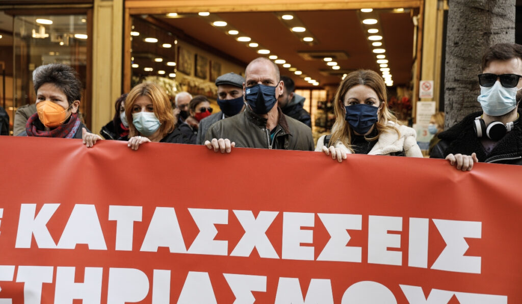 Βαρουφάκης και μέλη του ΜέΡΑ25 απέκλεισαν τα γραφεία της ΑΑΔΕ