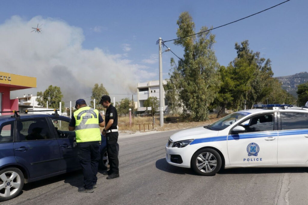 Φωτιά στην Πάρνηθα: Απειλείται το στρατόπεδο Καποτά – Εκκένωση της δομής της Αμυγδαλέζας