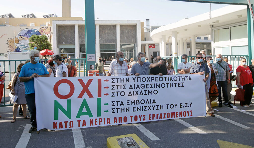 «Δεν κάνει πίσω η κυβέρνηση» στην εφαρμογή της υποχρεωτικότητας των υγειονομικών