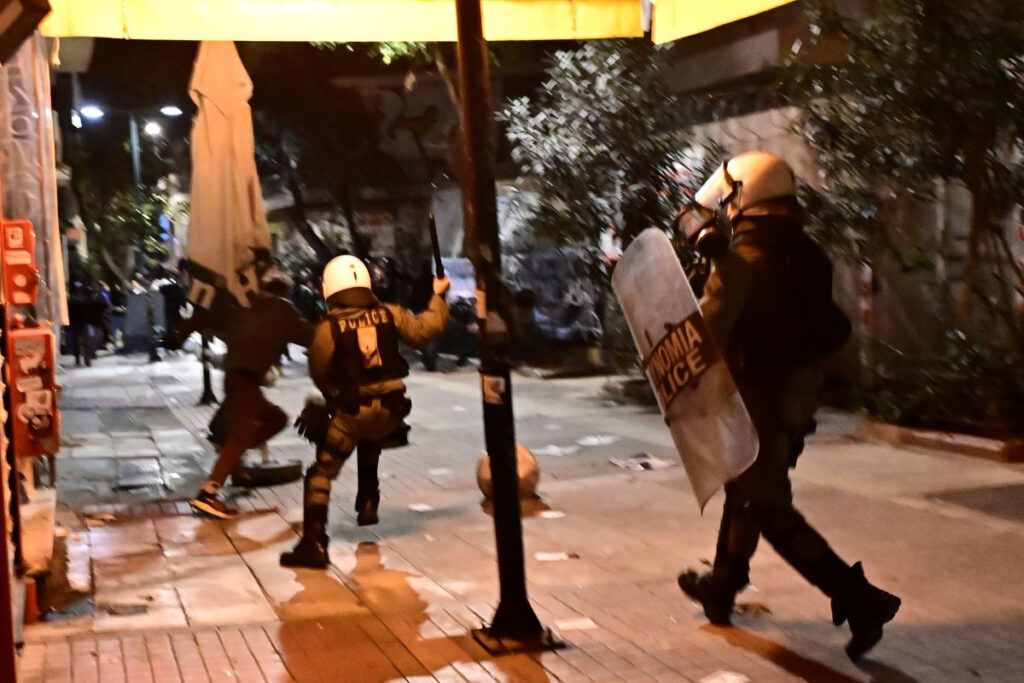 Επίθεση με βόμβες μολότοφ σε διμοιρία των ΜΑΤ στα Εξάρχεια