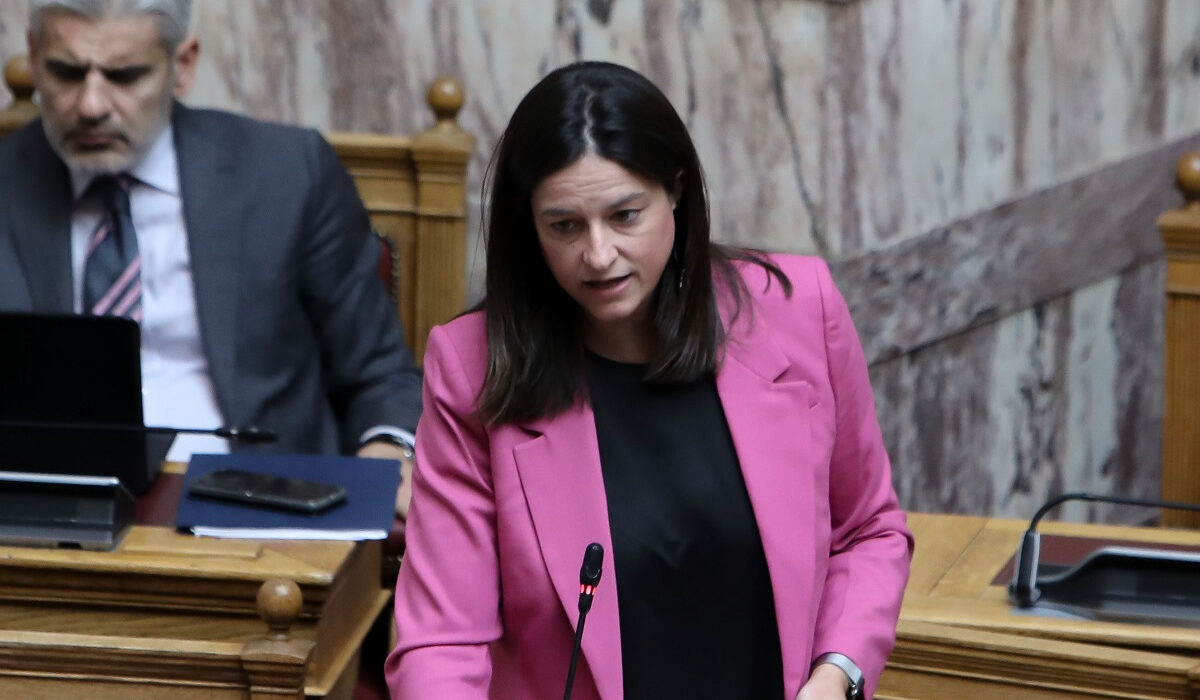 Νίκη Κεραμέως: Μοίρασε κινητά τηλέφωνα στους διευθυντές του υπουργείου και στους εκπαιδευτικούς