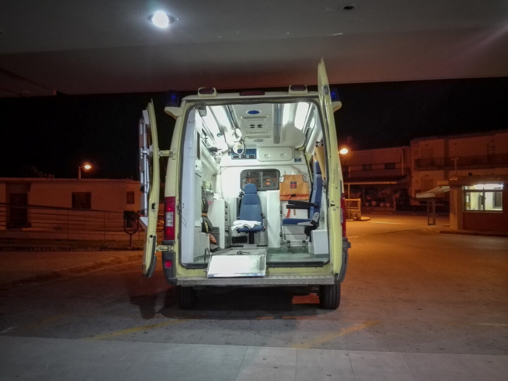 Τρίκαλα: Πλακώθηκαν μέσα στο λεωφορείο και τον μαχαίρωσε στο κεφάλι