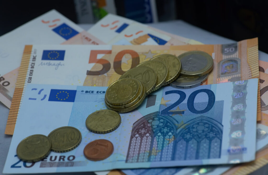 Κατώτατος μισθός: Στο τραπέζι εξίσωση σε δημόσιο και ιδιωτικό τομέα – Αυξήσεις στο επίδομα παιδιού