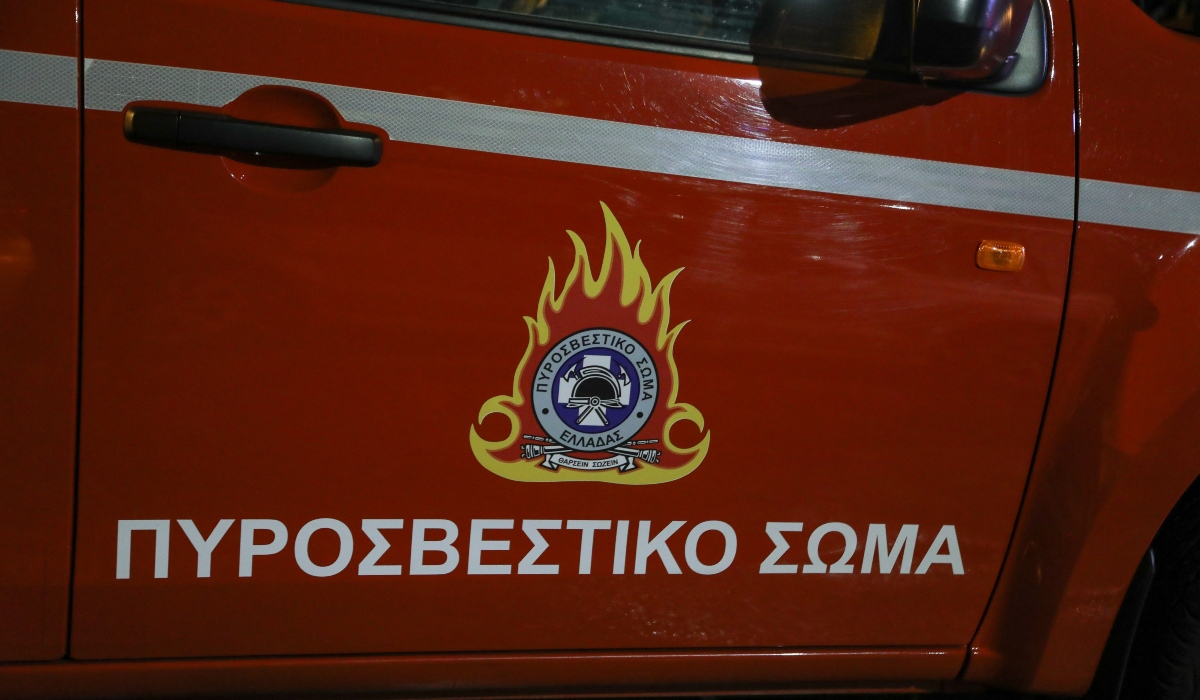Φωτιά σε γκαράζ στη Φιλοθέη – Κάηκαν τέσσερα οχήματα