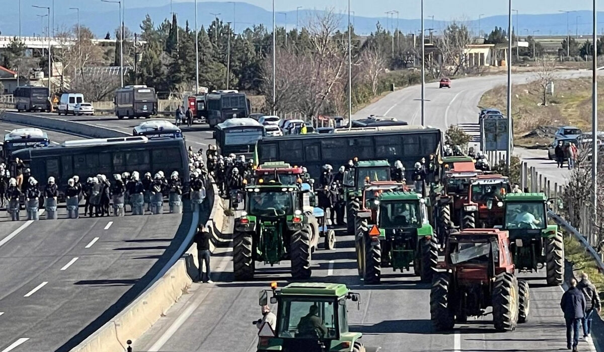 Λάρισα: Στη Νίκαια τα πρώτα τρακτέρ των αγροτών – «Μπλόκο» από τα ΜΑΤ