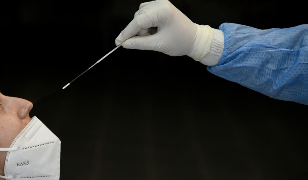 Rapid και Self test: Το κάνετε σίγουρα σωστά; ΩΡΛ μας δείχνει πως πρέπει να μπαίνει η μπατονέτα