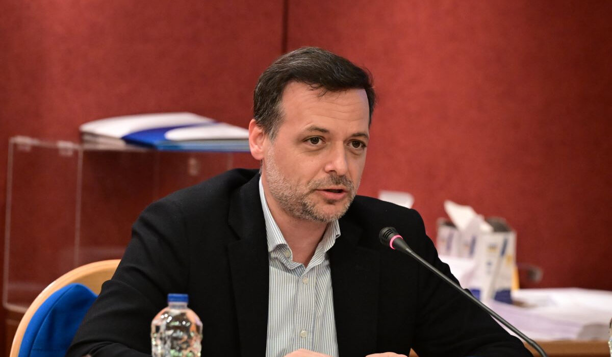 Ο Χάρης Δούκας καταγγέλλει ότι η φράση για «γκλοπ μπάτσου» είναι από «μονταζιέρα»