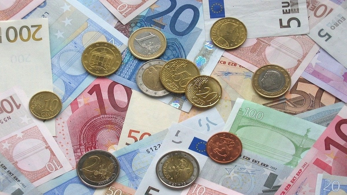 Κατώτατος μισθός: Τα σενάρια που εξετάζονται – «Σημαντική αύξηση» προανήγγειλε ο Χατζηδάκης
