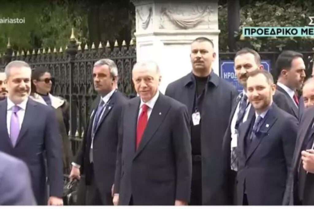 Το χαμόγελο του Ερντογάν στον Μανώλη Κωστίδη: «Θα ετοιμάσεις και τις ανάλογες ειδήσεις» (βίντεο)