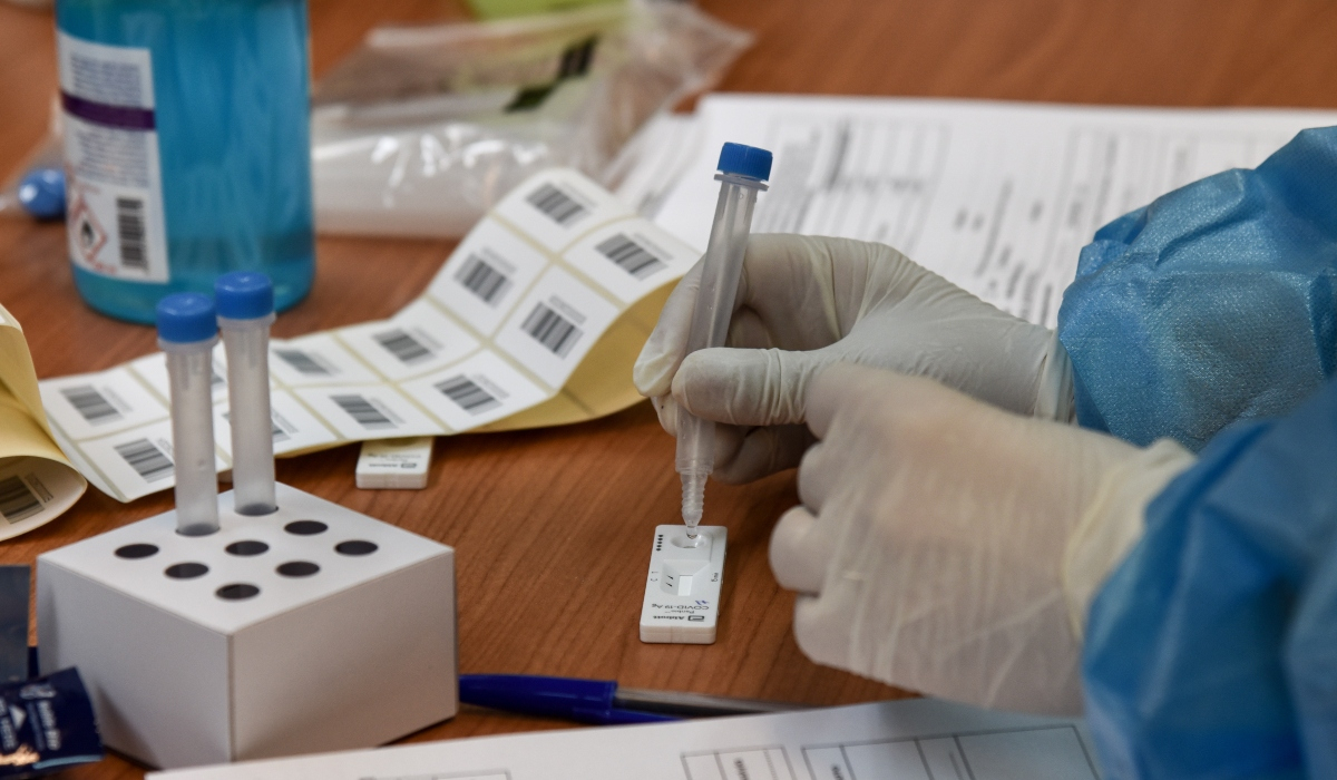 Θεσσαλονίκη: Έκαναν τους αστυνομικούς και «μπλόκαραν» τη διενέργεια rapid test σε διαγνωστικό
