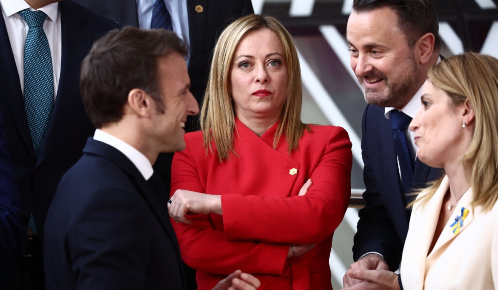 Η Μελόνι επέκρινε τον Μακρόν για την πρόσκληση του Ζελένσκι στο Παρίσι