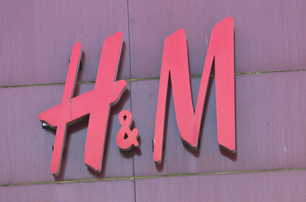 H&M: Αυτό είναι το προϊόν που ανακαλείται από τα μαγαζιά – Τι συμβαίνει