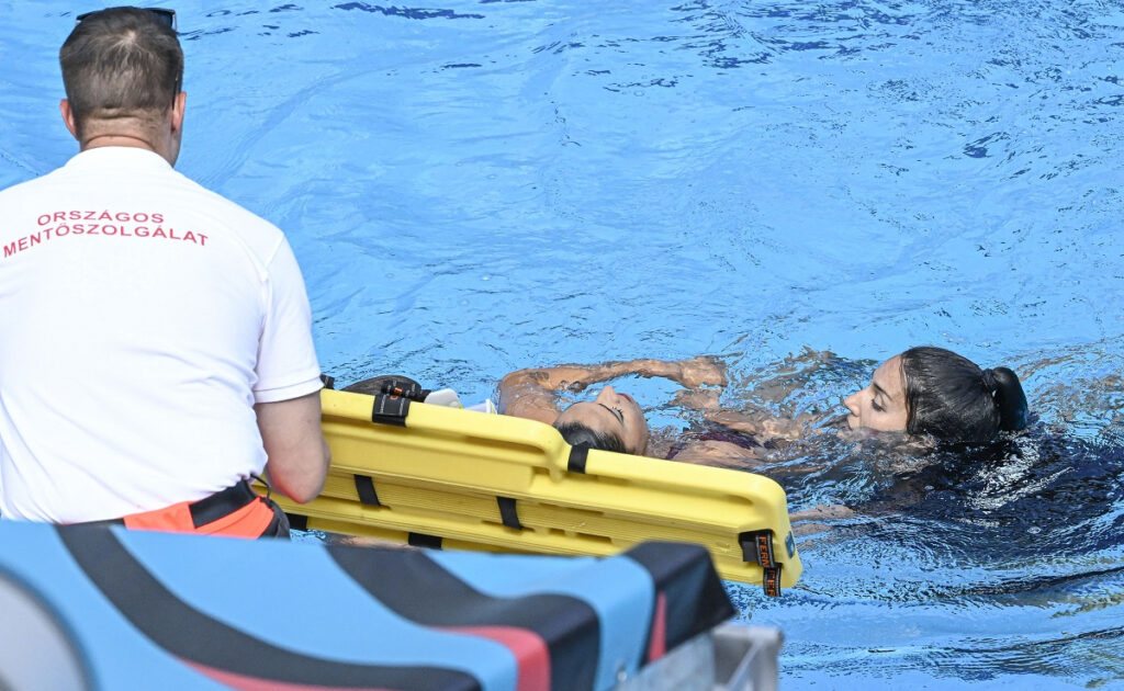 Νέα βίντεο: Η διάσωση αθλήτριας στην Καλλιτεχνική Κολύμβηση όταν έχασε τις αισθήσεις της