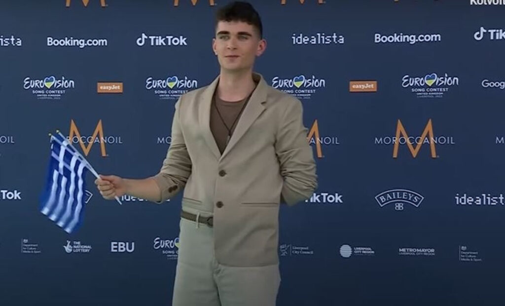 Eurovision 2023: Ο Victor Vernicos στο τιρκουάζ χαλί της Τελετής Έναρξης