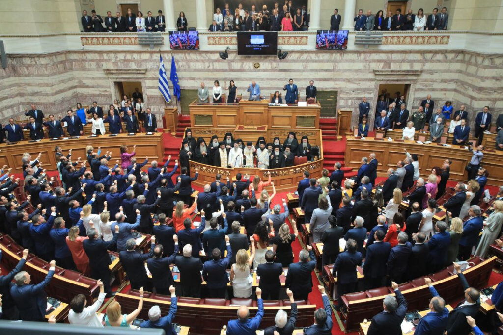 Ορκίστηκαν οι «300» της Βουλής: Τα καρέ της ορκωμοσίας – Φωτογραφίες και βίντεο