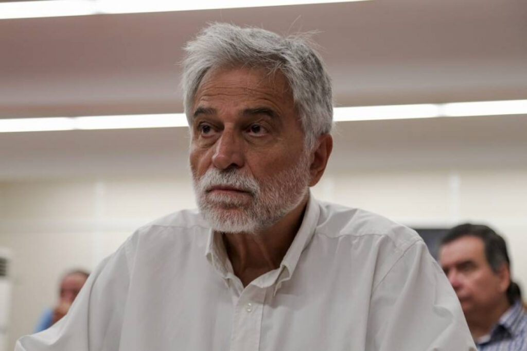 Ο Χατζησωκράτης απαντά στον Συρίγο για το Πολυτεχνείο με …Κωνσταντίνο Καραμανλή!
