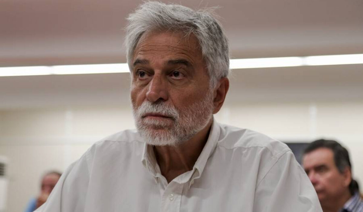Ο Χατζησωκράτης απαντά στον Συρίγο για το Πολυτεχνείο με …Κωνσταντίνο Καραμανλή!