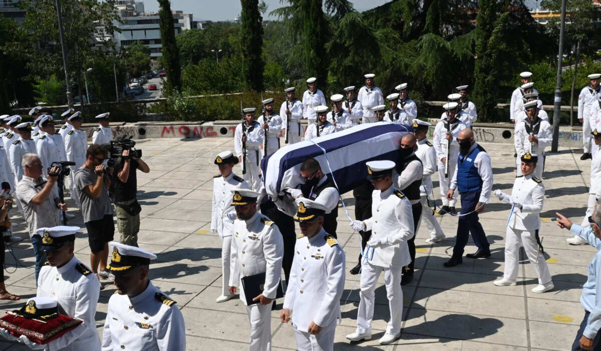 Λάρισα: Ράγισαν καρδιές στην κηδεία της 19χρονης δοκίμου του Πολεμικού Ναυτικού