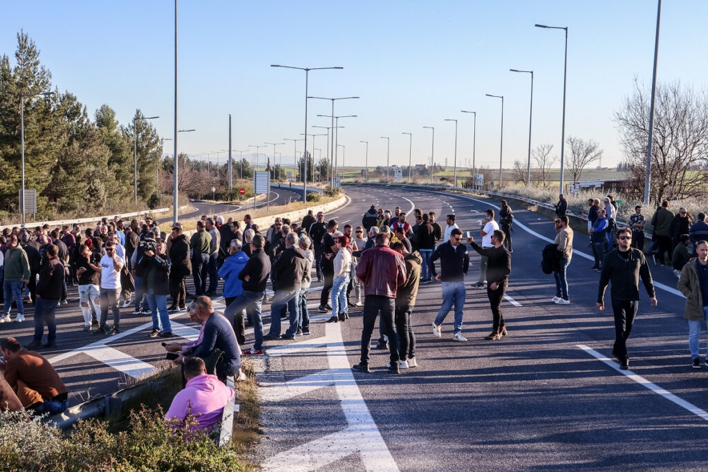 Μπλόκα αγροτών: Έκλεισαν τμήμα της Αθηνών – Λαμίας – Κλιμακώνουν τις κινητοποιήσεις από Μακεδονία έως Λέσβο