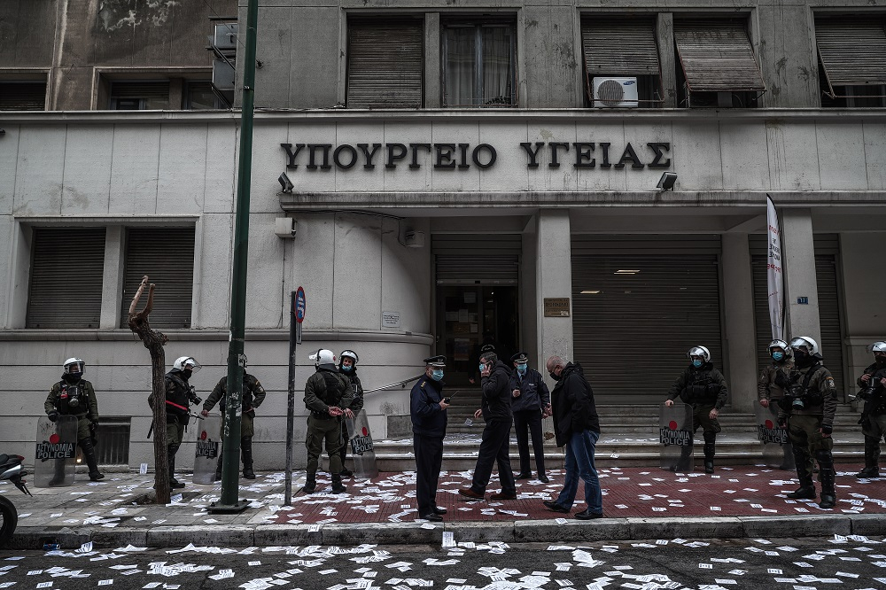 61 συλλήψεις και πρόστιμα για την πρωινή παρέμβαση στο Υπ. Υγείας