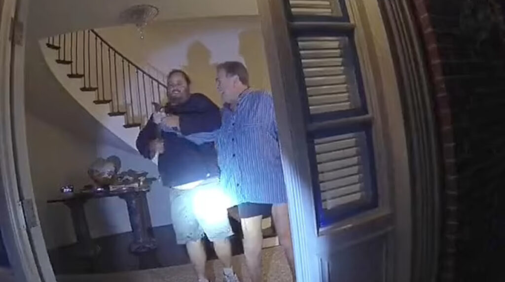 Η στιγμή της επίθεσης με σφυρί στον σύζυγο της Πελόζι – Δείτε το βίντεο