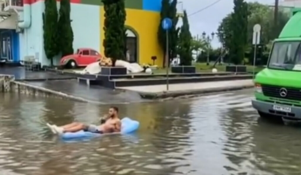 «Έριξε» το TikTok με στρώμα θαλάσσης και κοκτέιλ στην πλημμυρισμένη Κατερίνη