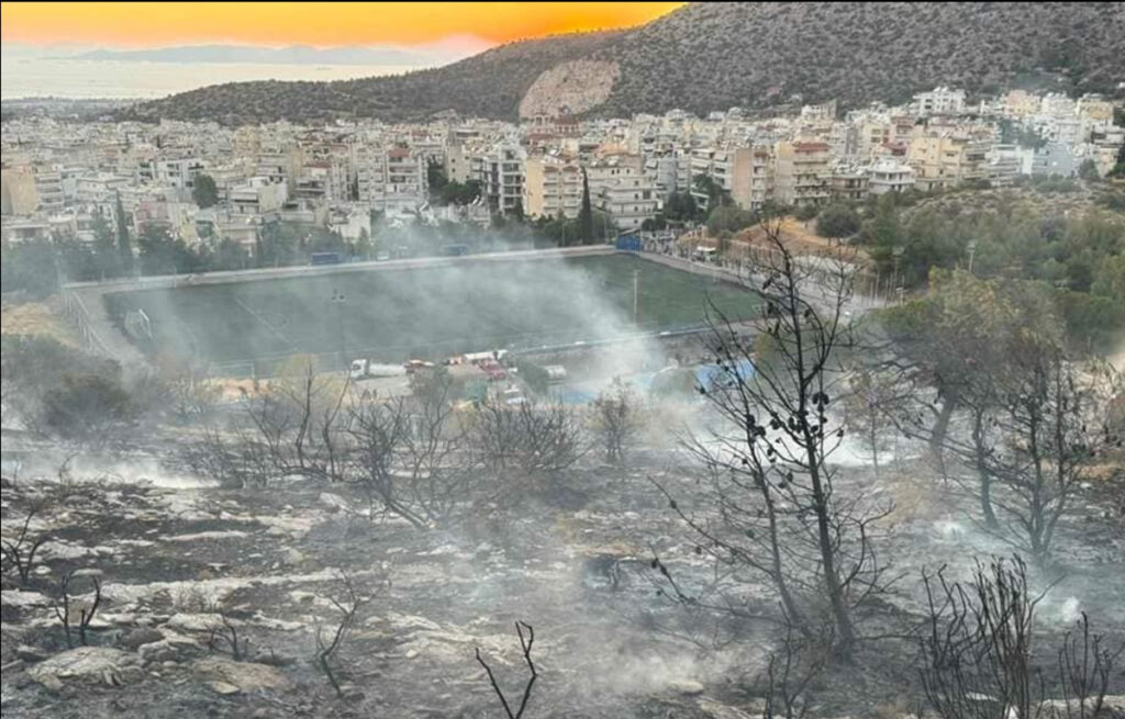 Φωτιά στη Γλυφάδα: «Χειροπέδες» στους εμπρηστές – Τους αναγνώρισαν και τους κυνήγησαν κάτοικοι