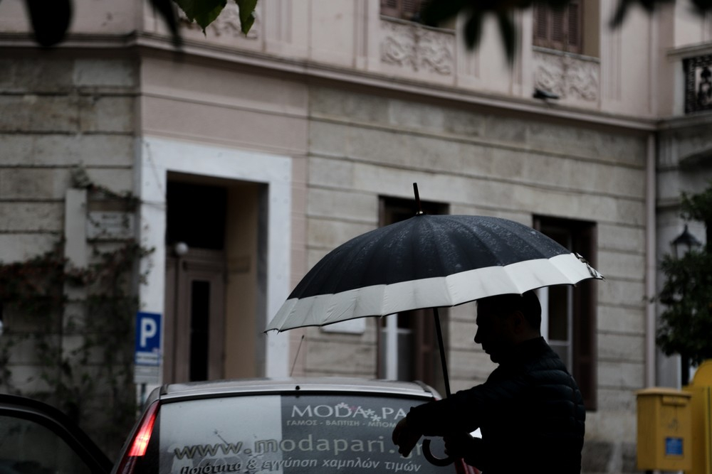 Καιρός: Βροχές στα ανατολικά, αίθριος στα νότια – Πέφτει κι άλλο η θερμοκρασία