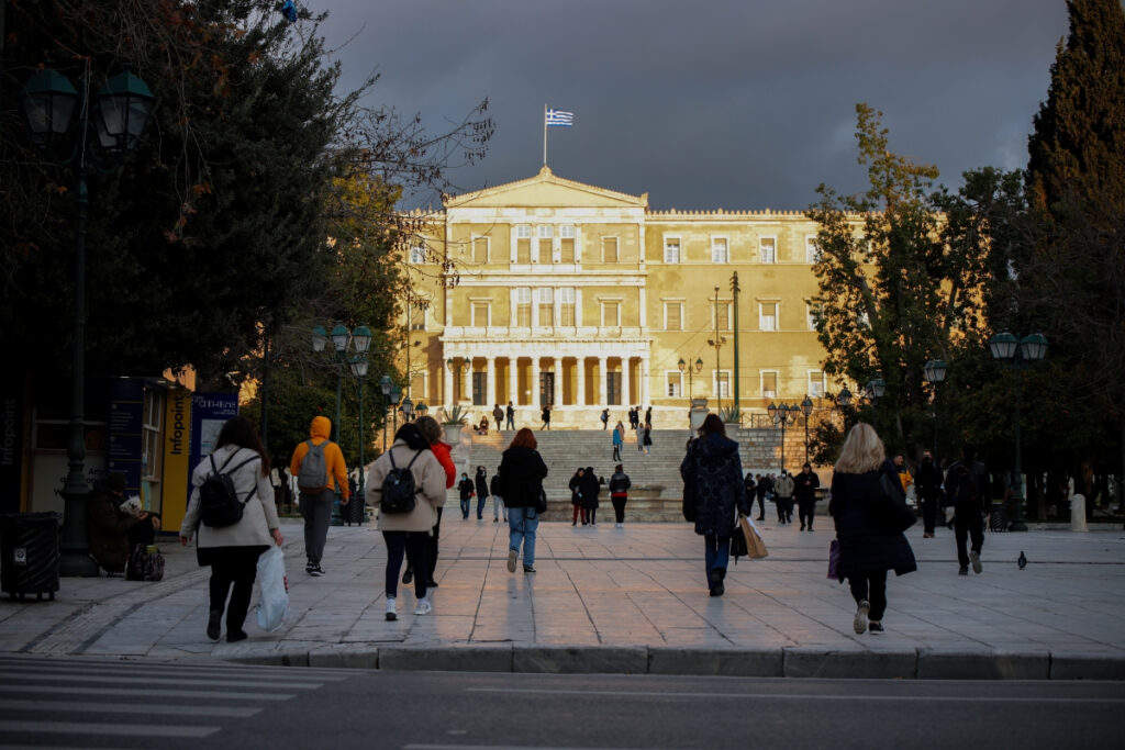 Αυτές είναι οι 18 μειώσεις φόρων που ισχύουν – Τα 7 μέτρα για ενίσχυση των επιδομάτων