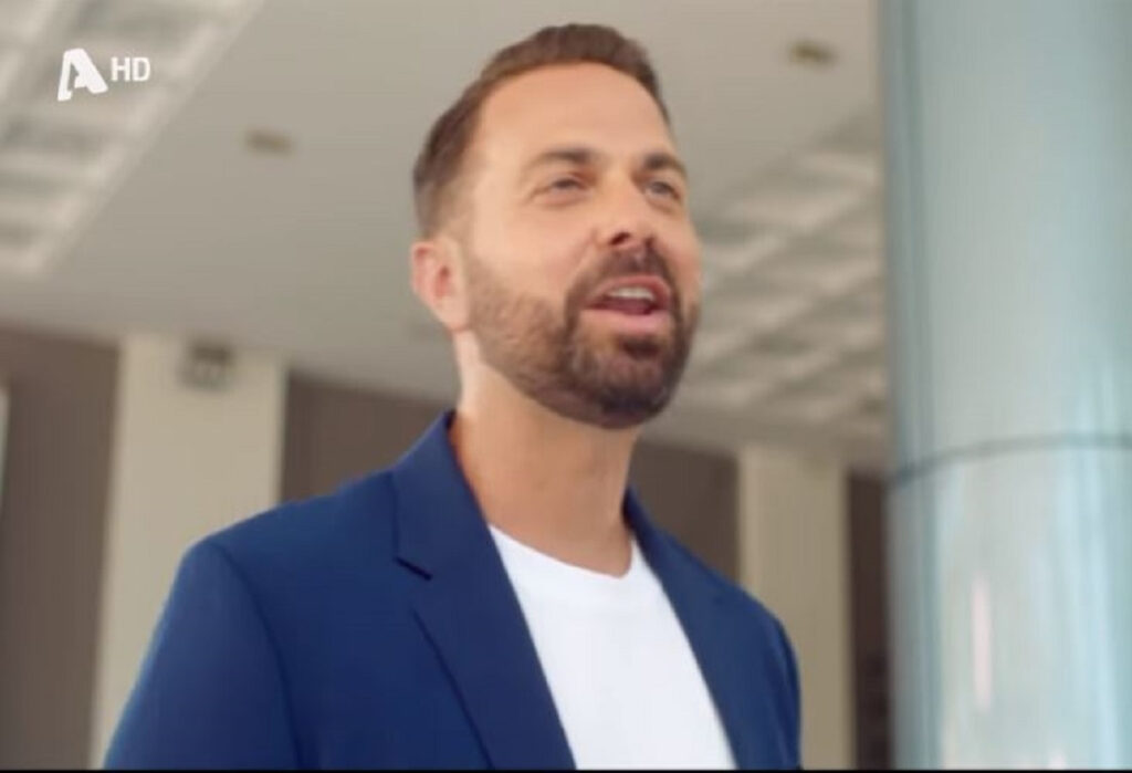 To Πιο Μεγάλο Παζάρι: Η ατάκα φωτιά του Ηλία Βρεττού μέσα σε έκθεση αυτοκινήτων